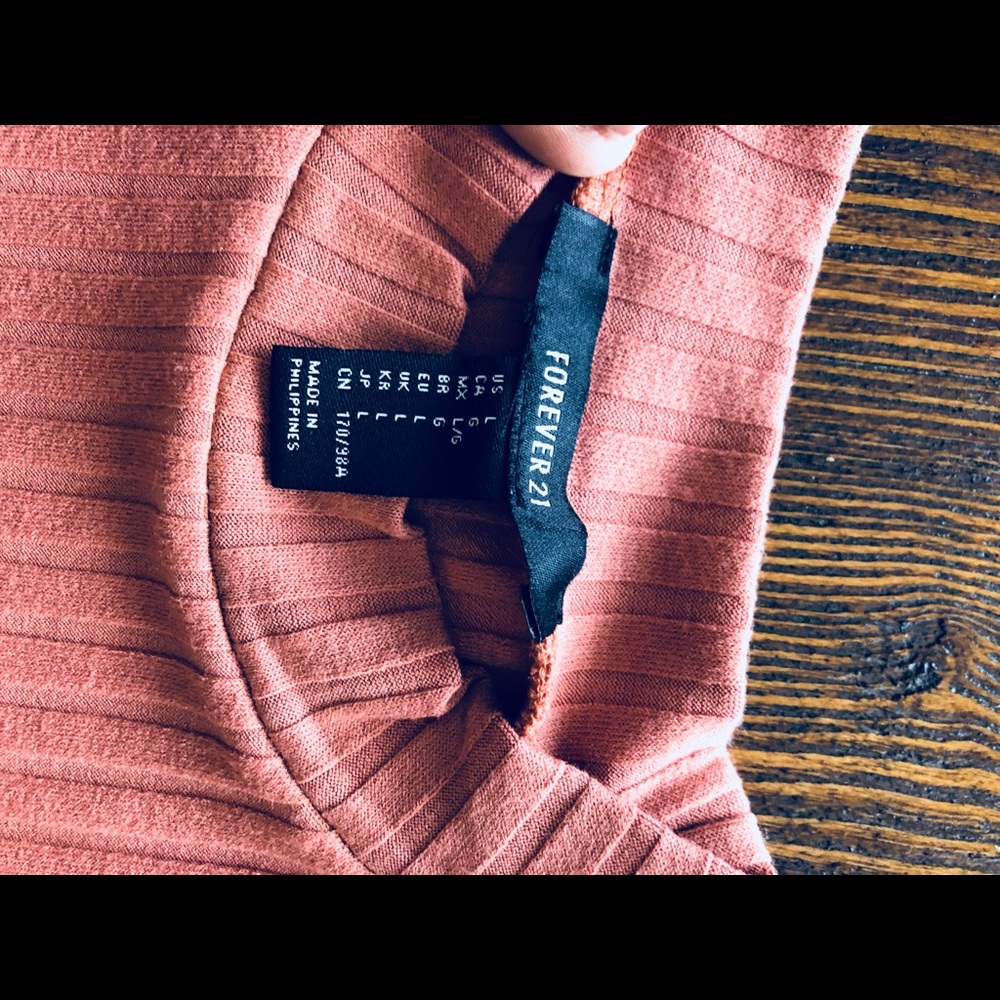Pink knitted bodycon turtleneck dress - Picture 3 of 3